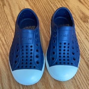 Native Jefferson blue/white toddler shoes size 7